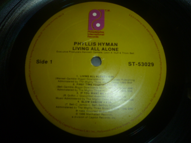 画像: PHYLLIS HYMAN/LIVING ALL ALONE