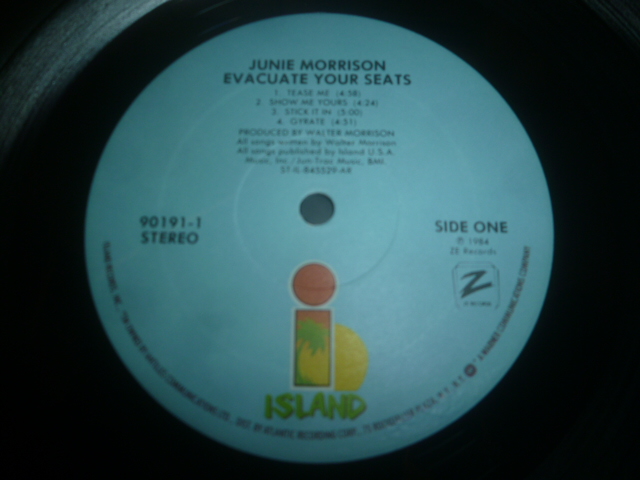 画像: JUNIE MORRISON/EVACUATE YOUR SEATS